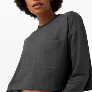 Size 4, lightly worn LULULEMON grey long sleeve crop top.